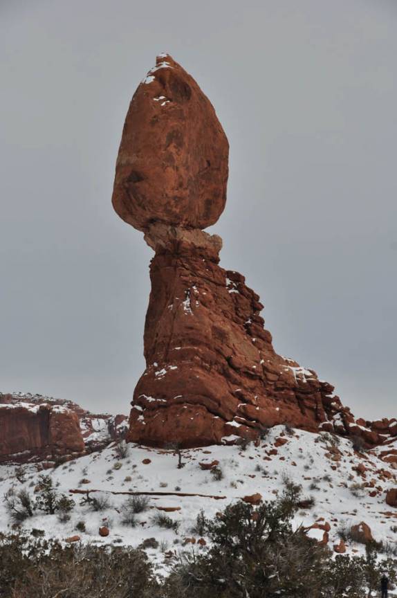 Uma enorme rocha parece equilibrar-se em um pedestal no Arches National Park, perto de Moab, em Utah, nos Estados Unidos